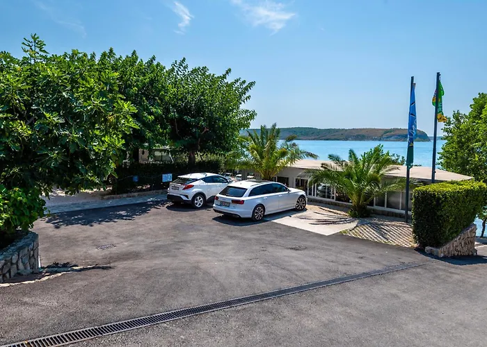 Odmoree Camp & * Ražanac