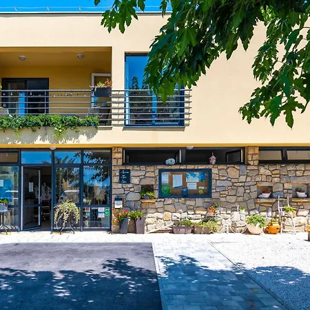 Odmoree Camping Hostal Ražanac
